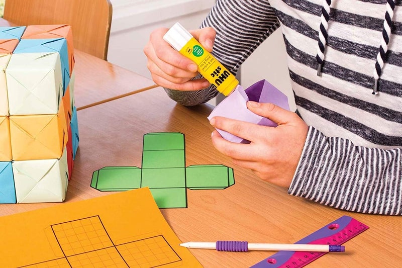 UHU لاصق UHU، 21 جرام، لاصق مثبت، قوي، سريع، خالي من المذيبات، نظيف، آمن ومستدام للمدرسة، المنزل، المكتب، الأطفال، الفنون والحرف، 98% طبيعي، الآن معبأ في بلاستيك معاد تدويره بنسبة 50% - عبوة من 05 - Image 3